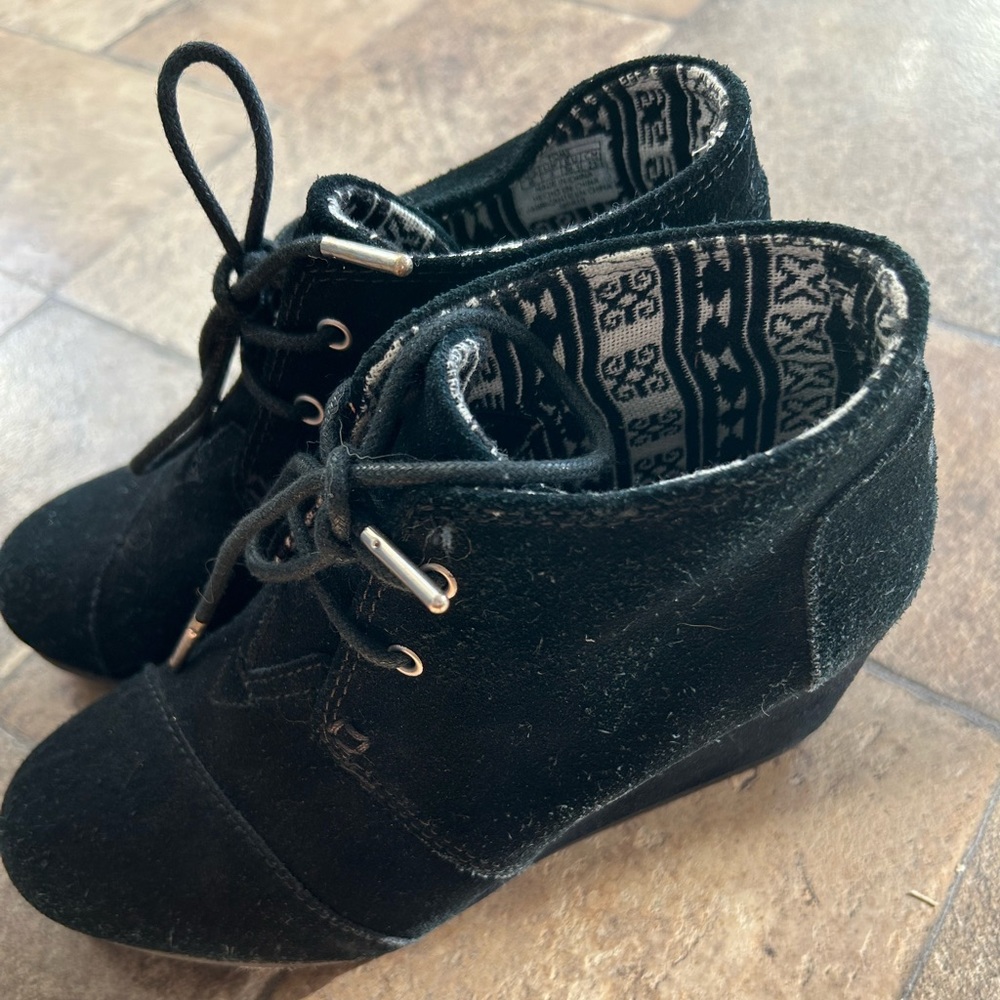 Black Tom Desert Suede wedge Bootie women’s size 6 good used condition